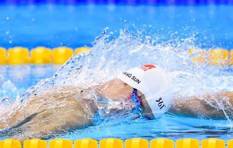 开云足球直播-赛道终章，福克斯的致命杀伤与F1年度争冠之夜