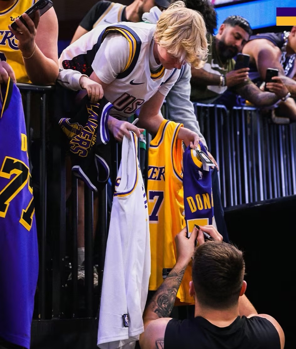 马刺险胜湖人,利拉德状态火热 马刺险胜湖人,利拉德状态火热