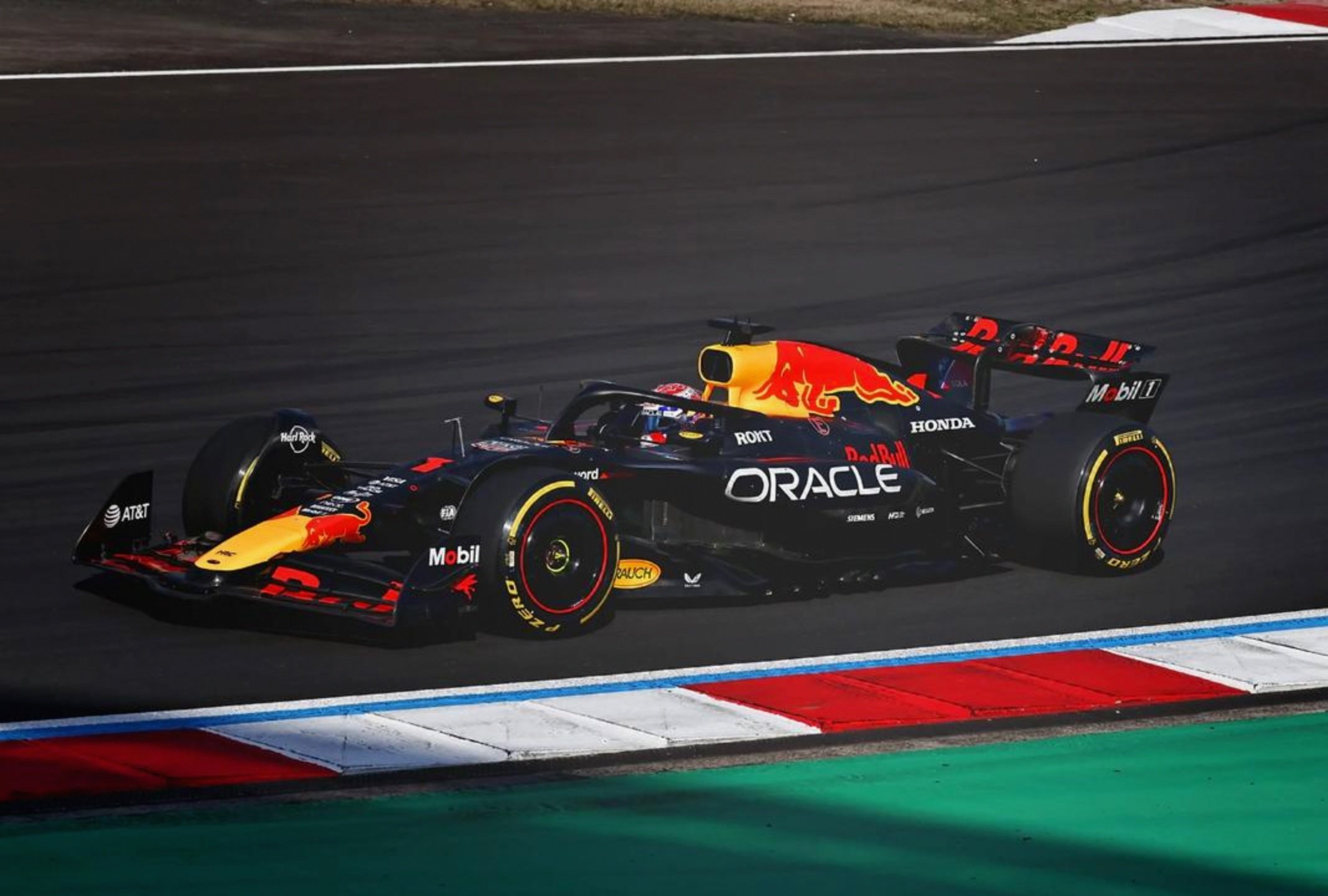 梅赛德斯绝杀红牛车队,皮亚斯特里关键制胜 梅赛德斯绝杀红牛车队,皮亚斯特里关键制胜