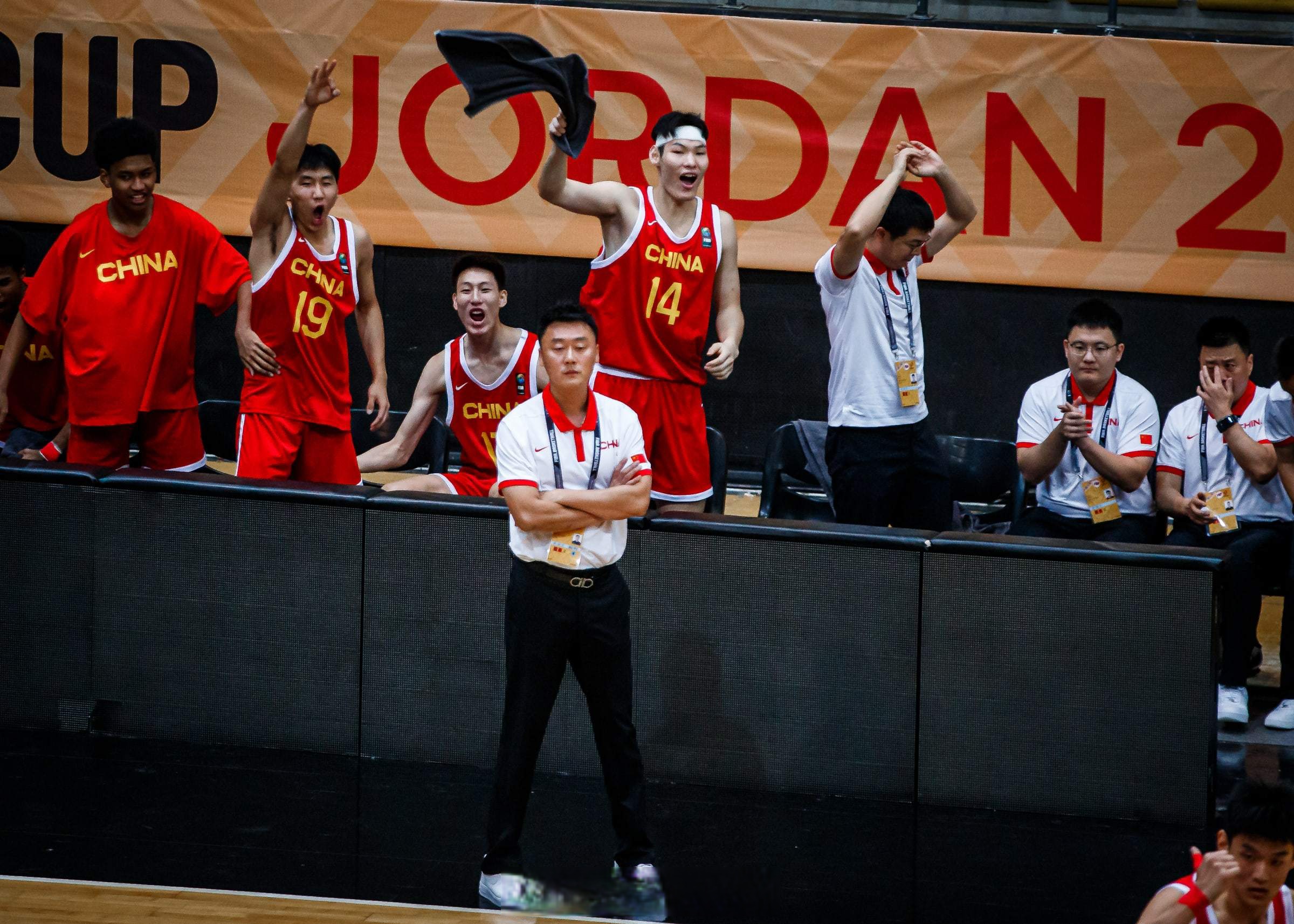 青岛队力克深圳队，赵继伟扛起全队