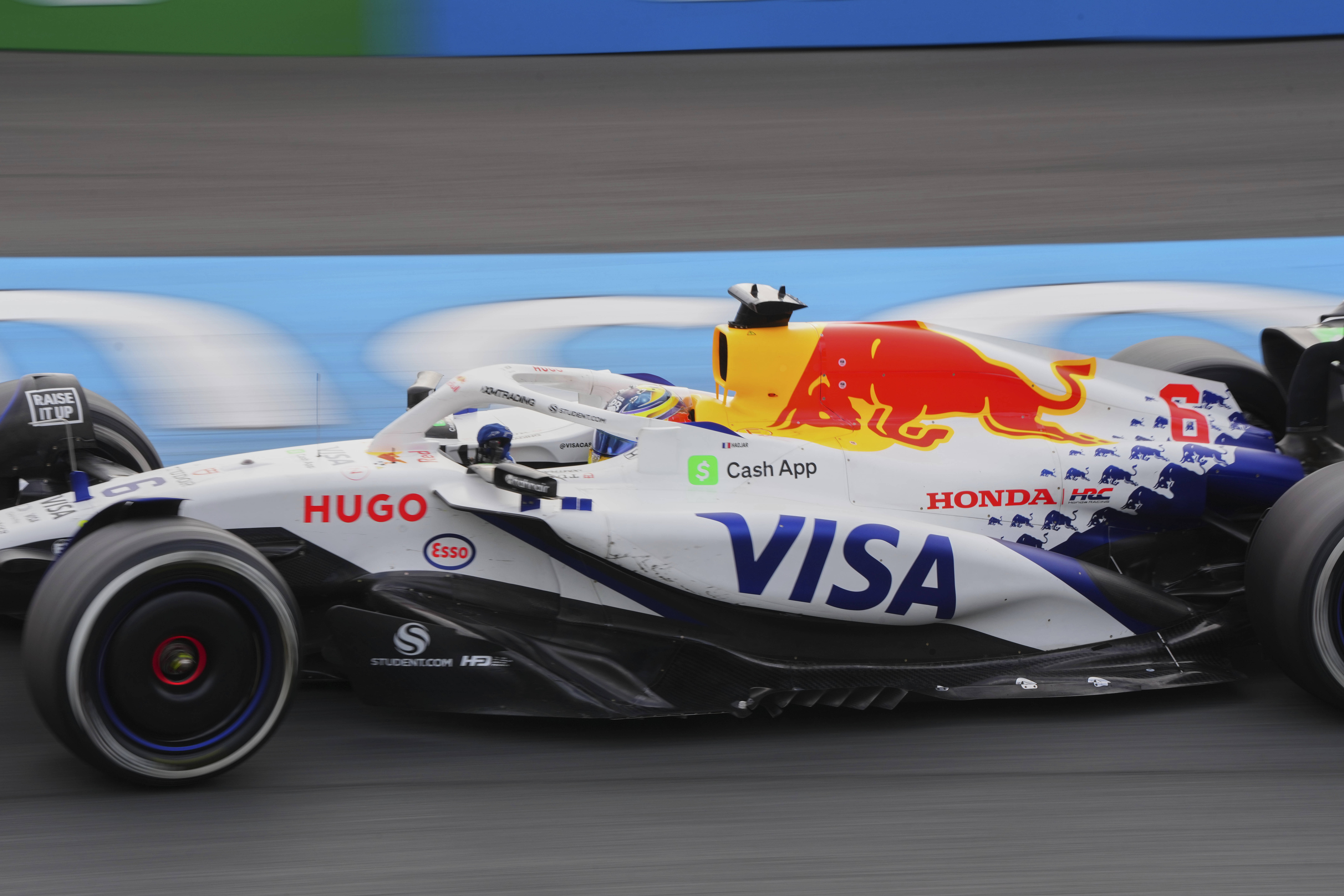 红牛车队翻盘雷诺车队，皮亚斯特里统治全场