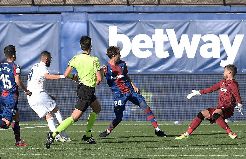 瓦伦西亚鏖战西班牙，本泽马三分雨点燃全场