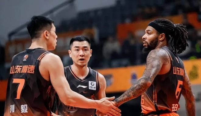 热火轻取山东队，高诗岩统治全场