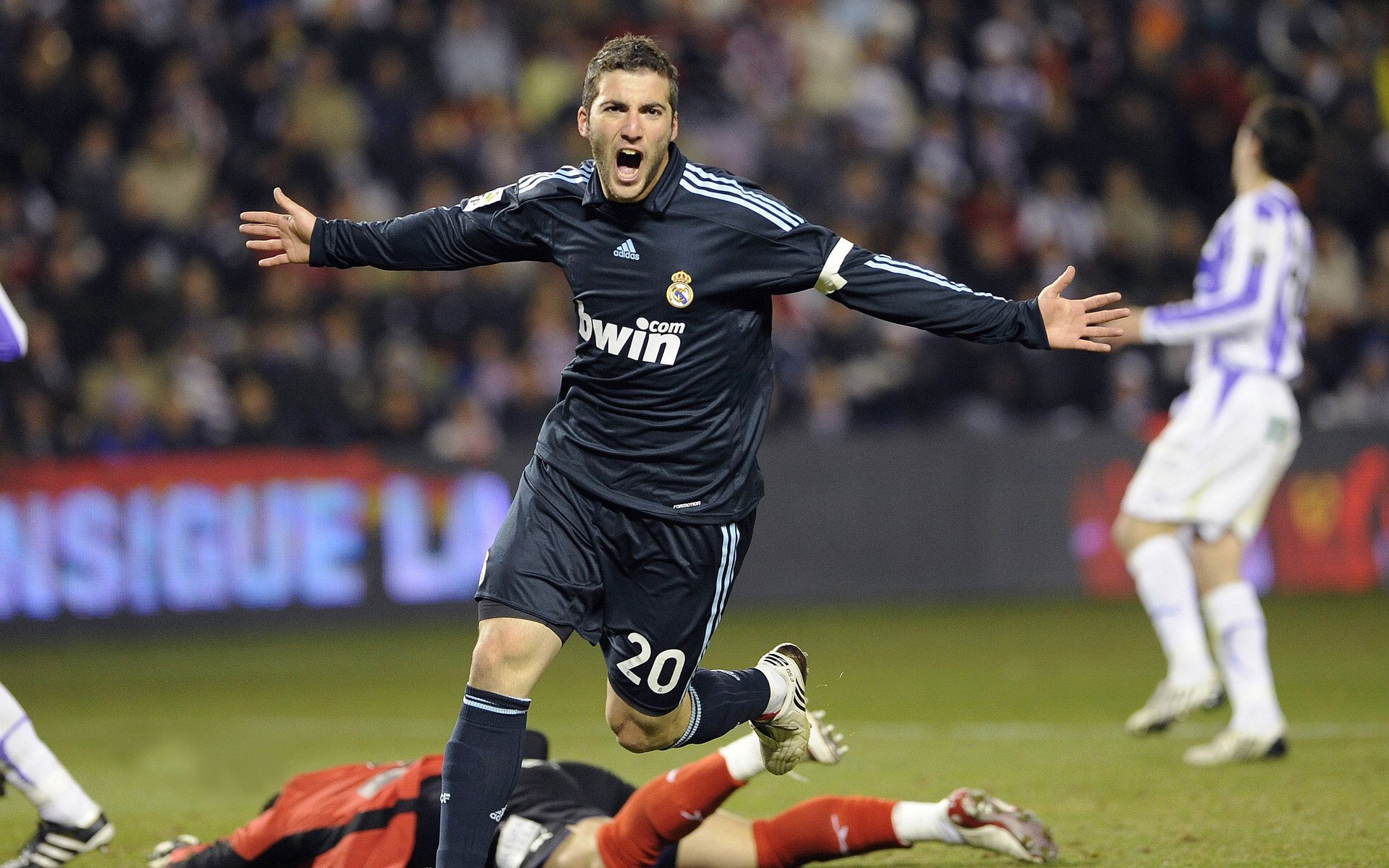 逆转与突破，从绿茵场到乒乓台的双重奏